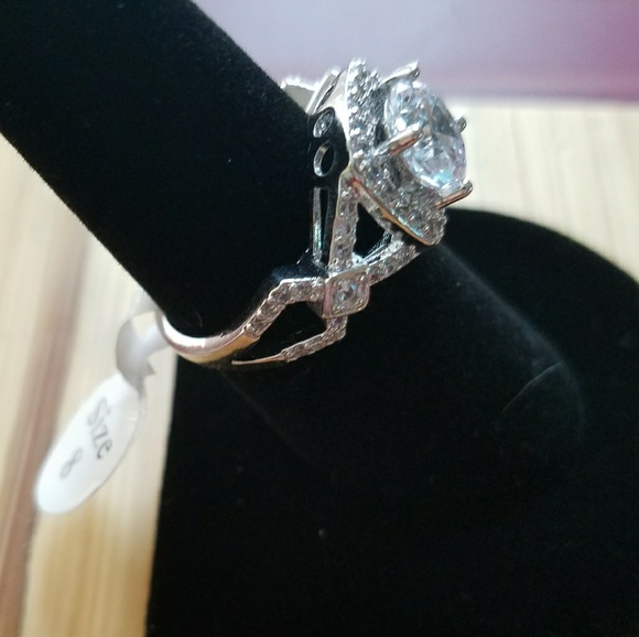 LAST CHANCE- Cubic Zirconia & Silvertone Ring - Picture 4 of 5